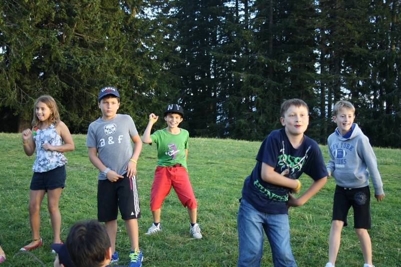Village Camps International Summer Camp Leysin, Switzerland 2025-08-09 https://www.villagecamps.com/journals_admin/images/703-14-campfire (51).jpg